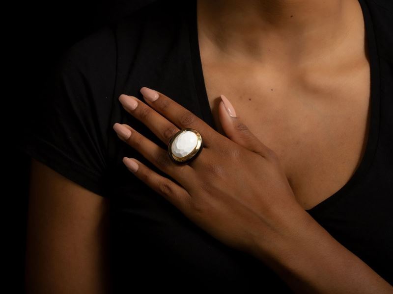 Anello in Oro Giallo e Argento con Agata Bianca e Smalto Nero