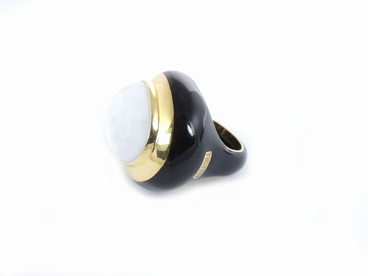 Anello in Oro Giallo e Argento con Agata Bianca e Smalto Nero