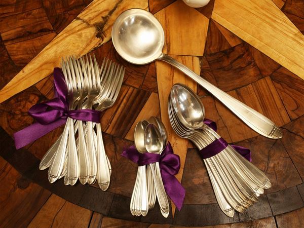 A silverplated cutlery set
