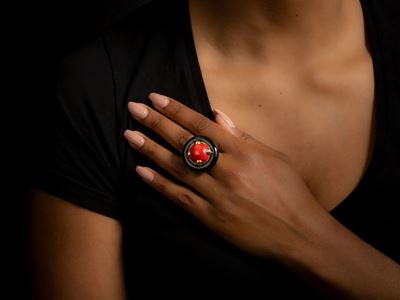 Anello in Oro Giallo e Argento 925/1000 con Corallo Rosso e Smalto Nero
