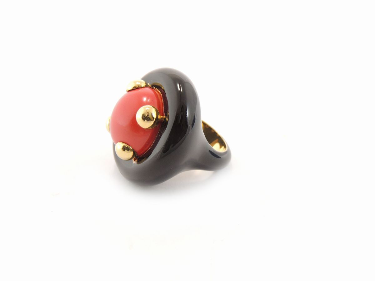 Anello in Oro Giallo e Argento 925/1000 con Corallo Rosso e Smalto Nero