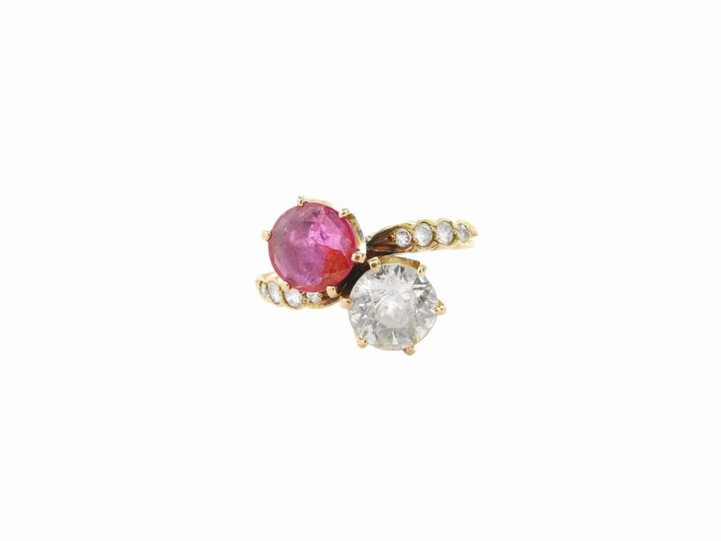 Anello Contrarier in Oro Giallo con Diamanti e Rubino