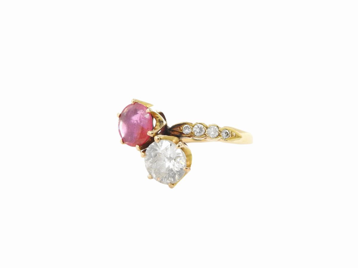 Anello Contrarier in Oro Giallo con Diamanti e Rubino