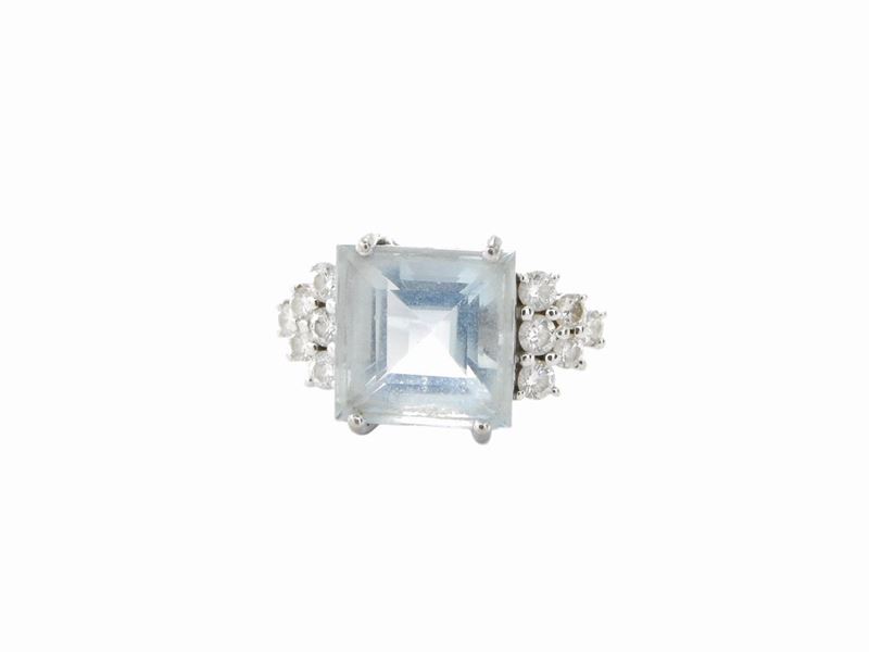 Anello in Oro Bianco con Diamanti e Acquamarina
