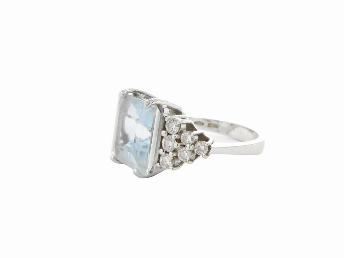 Anello in Oro Bianco con Diamanti e Acquamarina