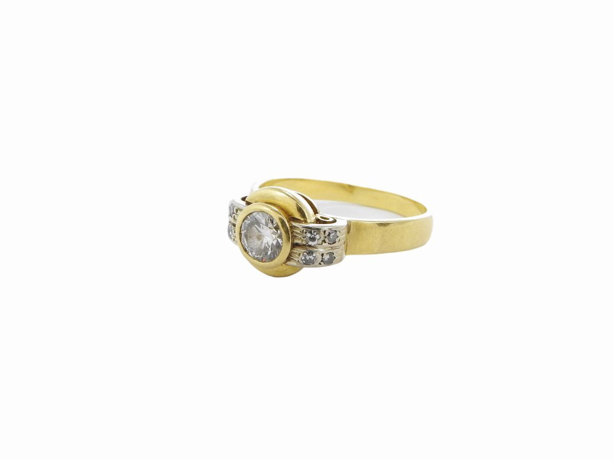 Anello in Oro Giallo con Diamanti