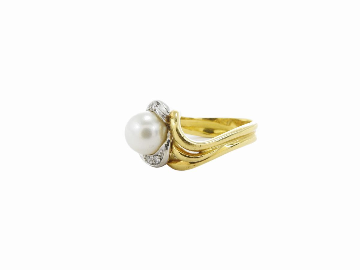 Anello in Oro Bianco e Giallo con Diamanti e Perla Coltivata