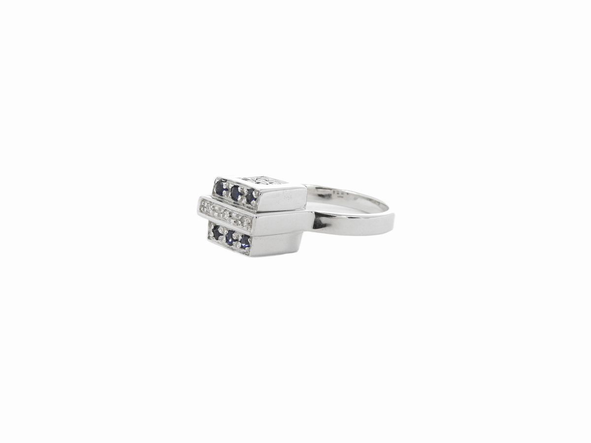 Anello in Oro Bianco con Diamanti e Zaffiri