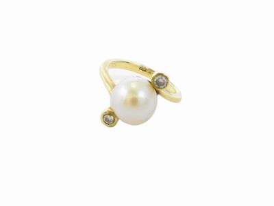 Anello in Oro Giallo con Diamanti e Perla Coltivata