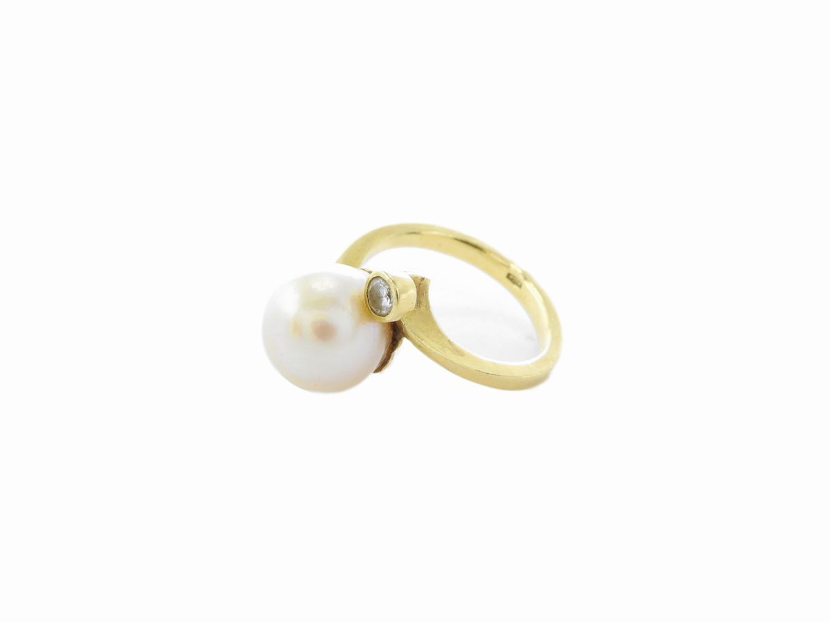 Anello in Oro Giallo con Diamanti e Perla Coltivata