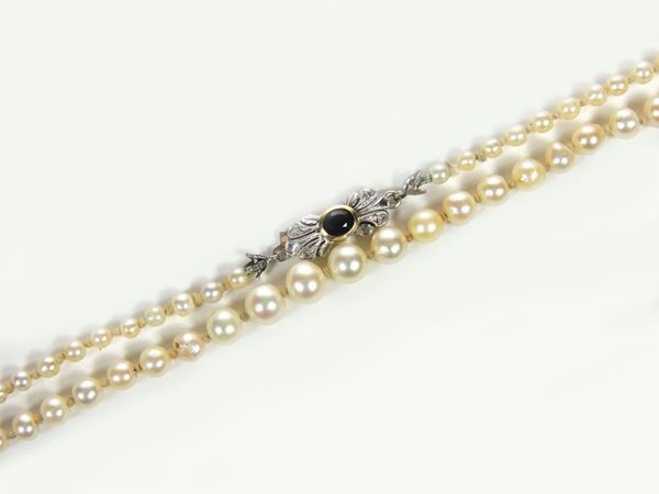 Collana di perle coltivate con fermezza in oro bianco e giallo con diamanti e zaffiro