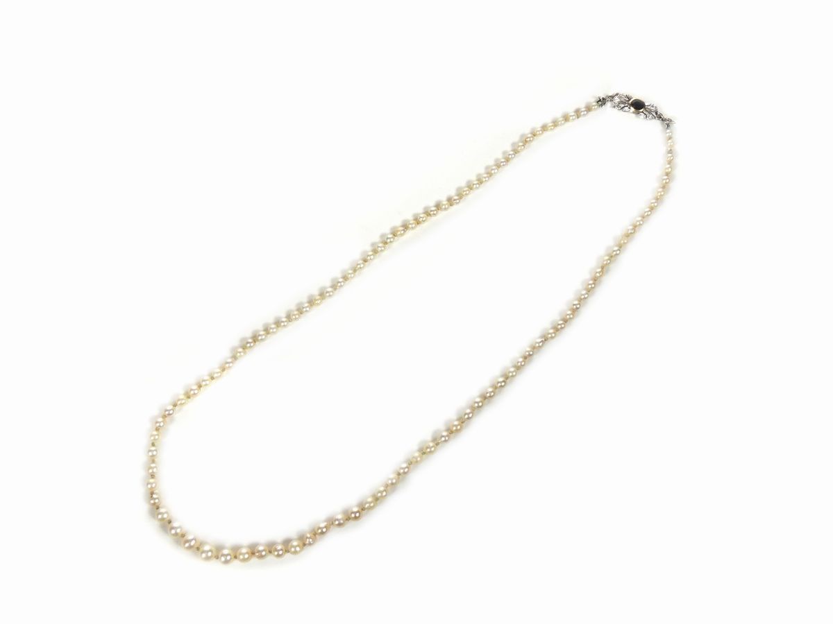 Collana di Perle Coltivate con Fermezza in Oro Bianco e Giallo con Diamanti e Zaffiro