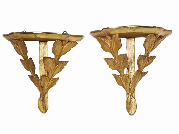 Coppia di mensoline a mezzaluna in legno intagliato e dorato