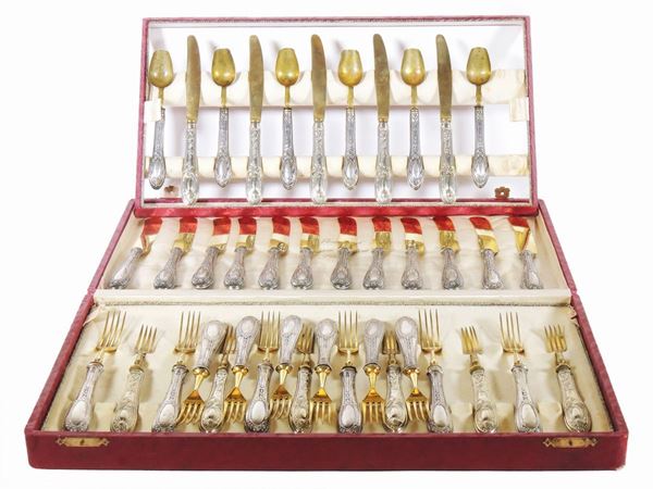 A silver covered dessert cuttlery set