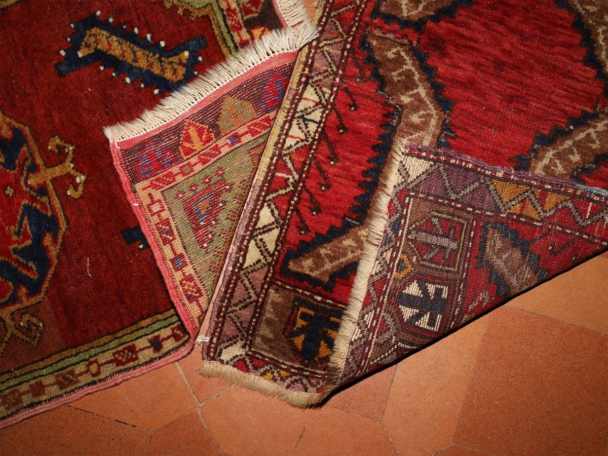 Due Piccoli Tappeti Turchi di Vecchia Manifattura
