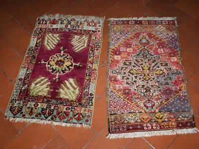 Due Piccoli Tappeti Yastik di Vecchia Manifattura