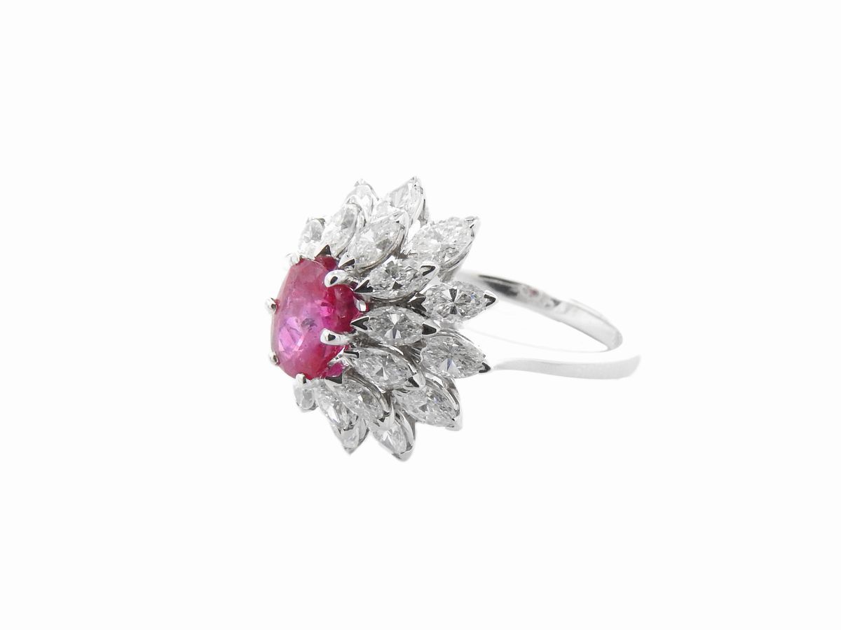 Anello in Oro Bianco con Diamanti e Rubino