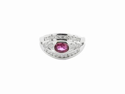 Anello a Fascia in Oro Bianco con Diamanti e Rubino