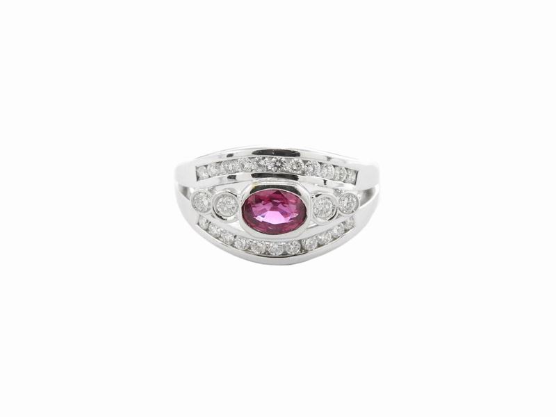 Anello a Fascia in Oro Bianco con Diamanti e Rubino