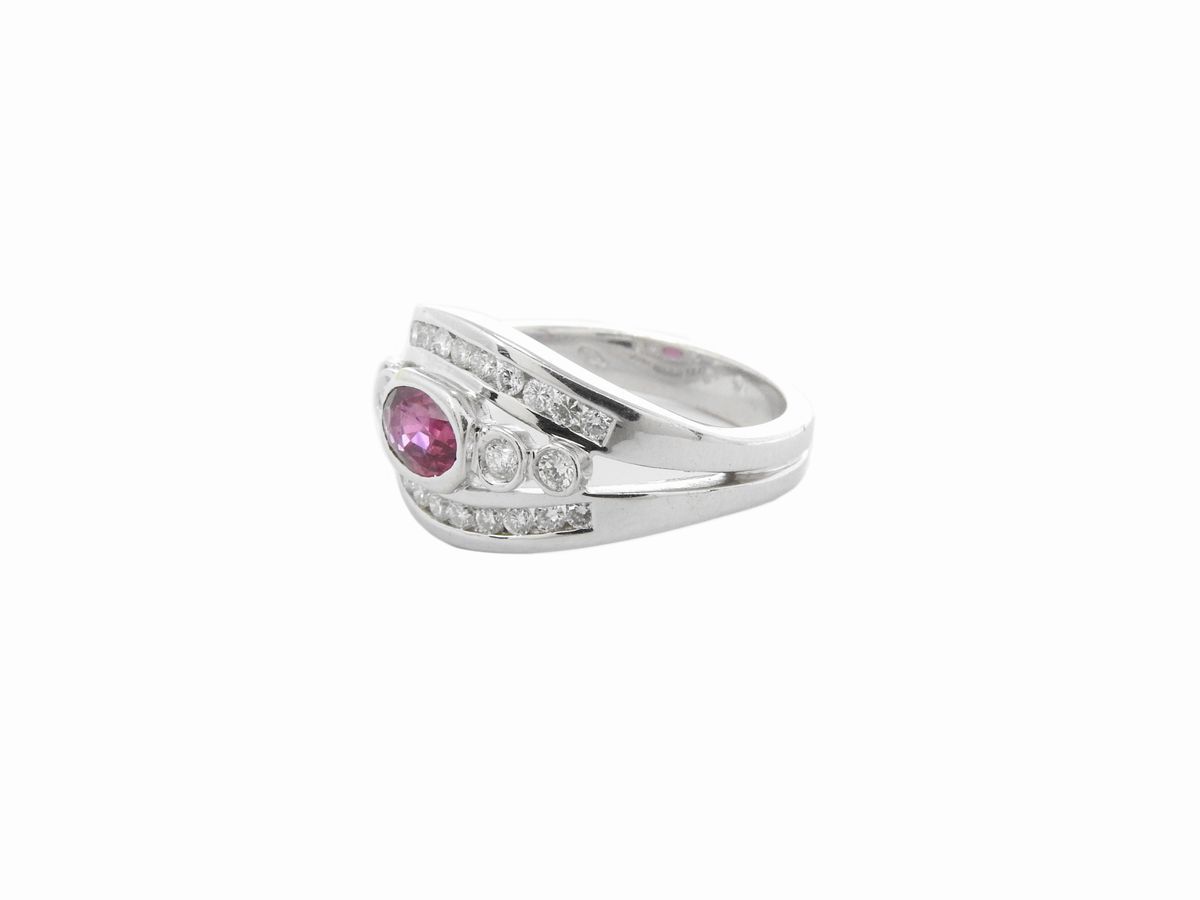 Anello a Fascia in Oro Bianco con Diamanti e Rubino