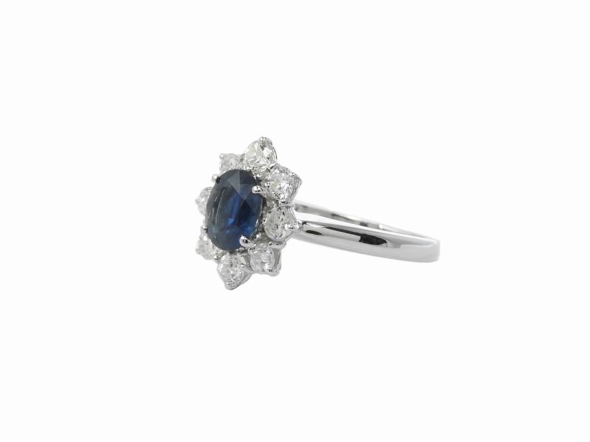 Anello in Oro Bianco con Diamanti e Zaffiro