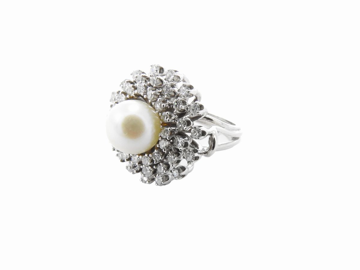 Anello in Oro Bianco con Diamanti e Perla Coltivata
