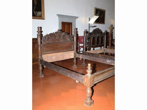 Walnut bed  (17th / 18th century)  - Auction Furniture from Compagni Palace in Florence - Maison Bibelot - Casa d'Aste Firenze - Milano