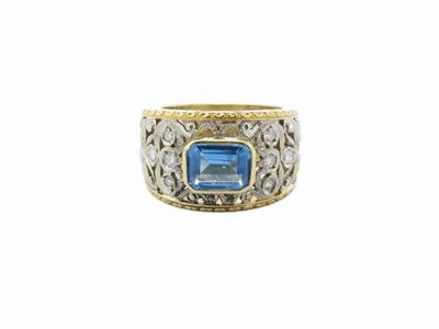 Anello a Fascia in Oro Bianco e Giallo con Diamanti e Topazio Azzurro
