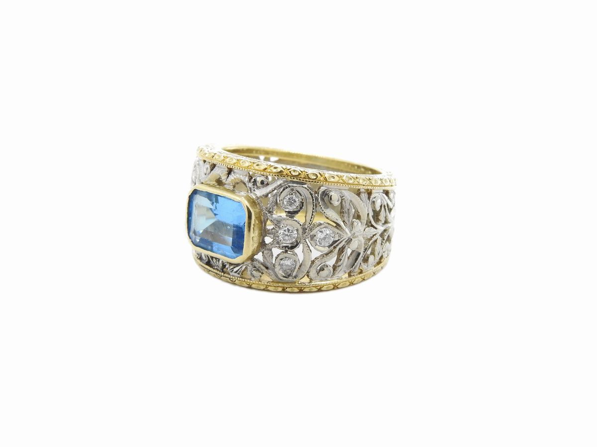 Anello a Fascia in Oro Bianco e Giallo con Diamanti e Topazio Azzurro