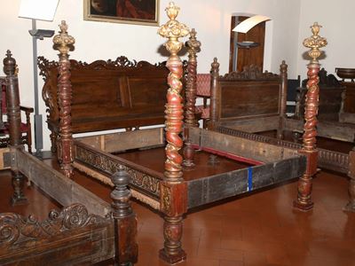 Letto Matrimoniale in Legno Laccato Rosso e Dorato