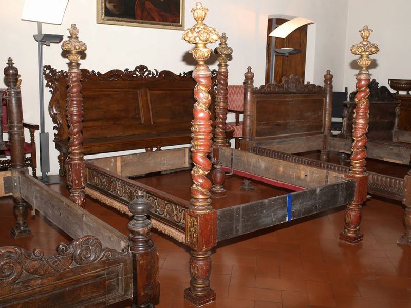 Letto Matrimoniale in Legno Laccato Rosso e Dorato