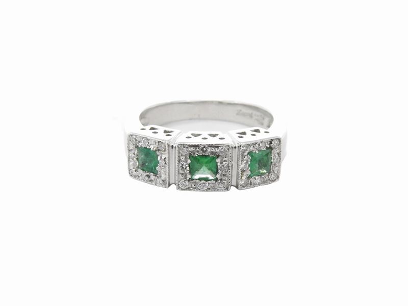 Anello in Oro Bianco con Diamanti e Smeraldi
