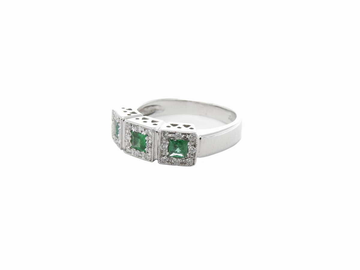 Anello in Oro Bianco con Diamanti e Smeraldi