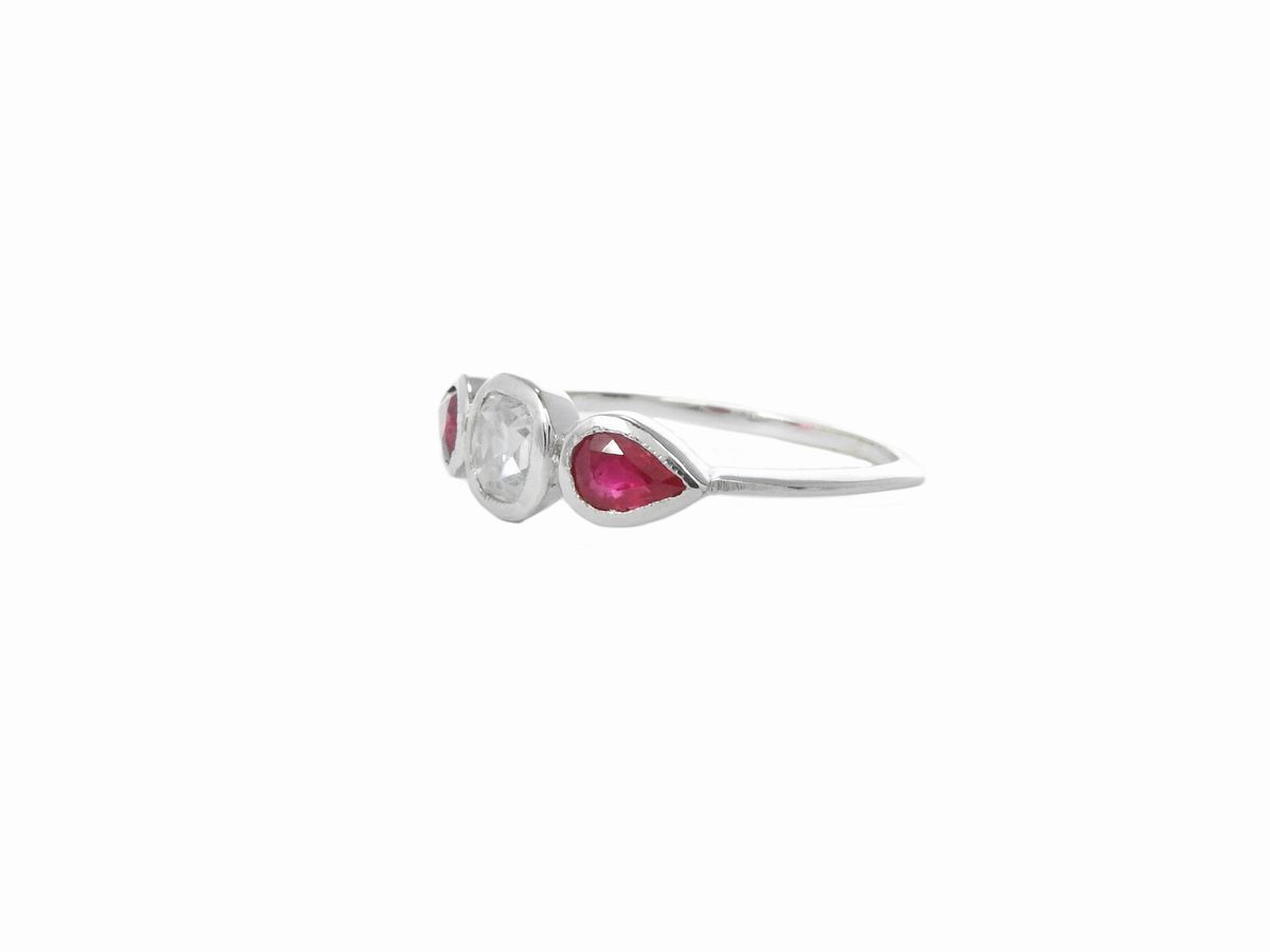 Anello in Oro Bianco con Diamante e Rubini