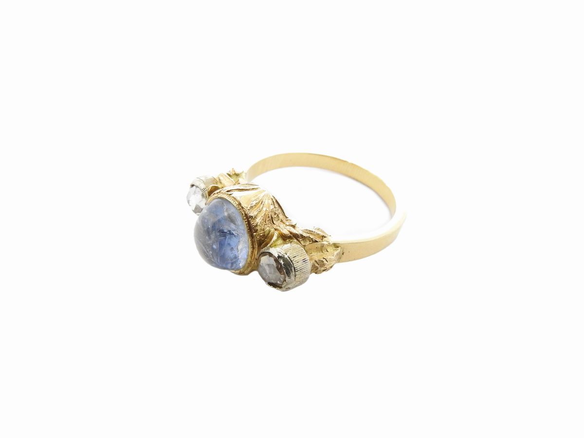 Anello in Oro Giallo con Diamanti e Zaffiro