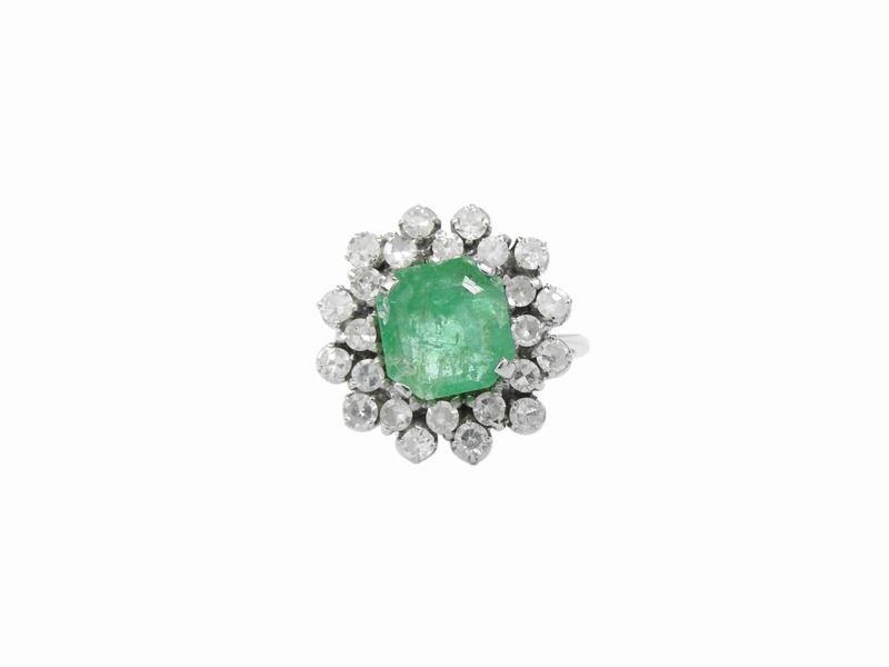 Anello in Oro Bianco con Diamanti e Smeraldo