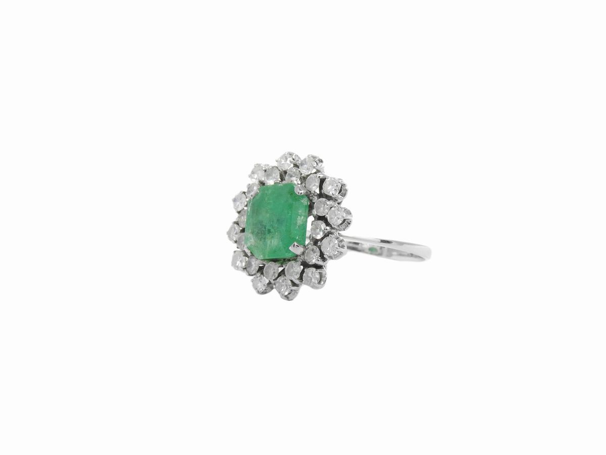 Anello in Oro Bianco con Diamanti e Smeraldo