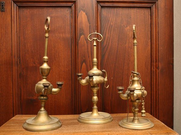 A lot of three bronze florentine oil lamps  - Auction Furniture from Compagni Palace in Florence - Maison Bibelot - Casa d'Aste Firenze - Milano