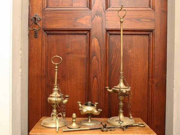 A group of three bronze florentine oil lamps  - Auction Furniture from Compagni Palace in Florence - Maison Bibelot - Casa d'Aste Firenze - Milano
