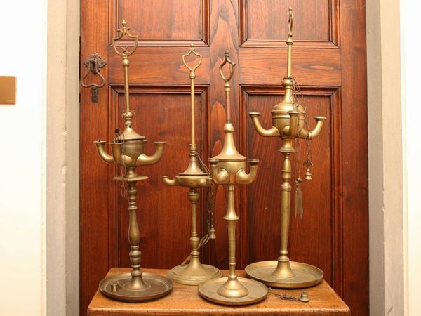 A lot of four bronze florentine oil lamps  - Auction Furniture from Compagni Palace in Florence - Maison Bibelot - Casa d'Aste Firenze - Milano