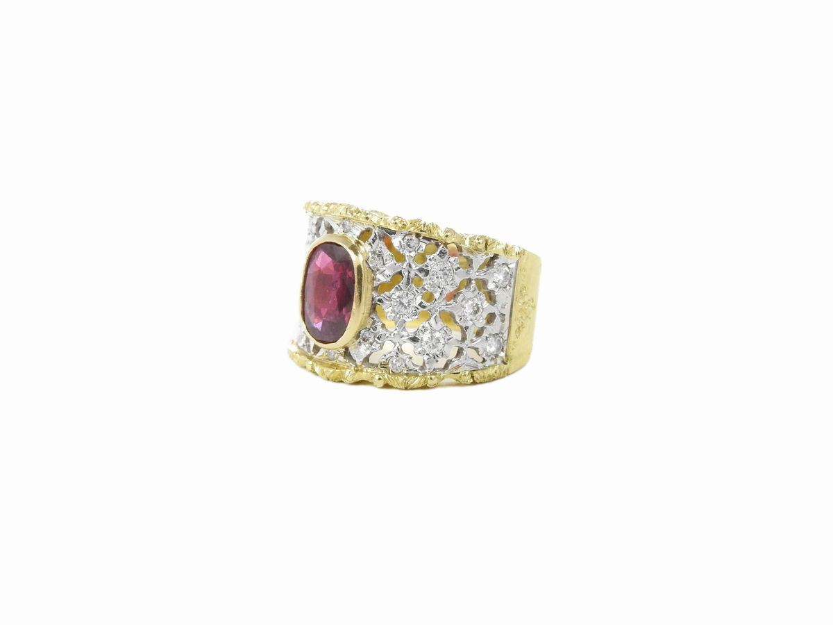 Anello a Fascia in Oro Bianco e Giallo con Diamanti e Rubino