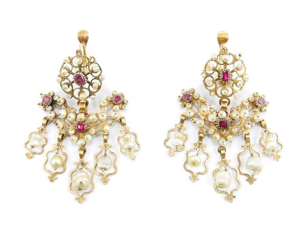 Yellow gold chandelier earrings with doublets and pearls