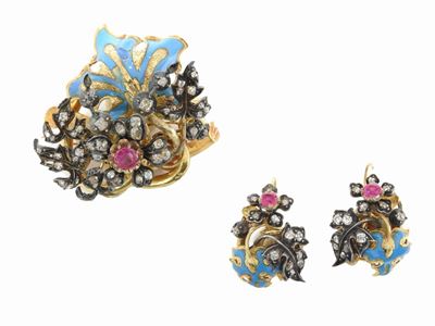 Demi Parure Spilla e Orecchini in Oro Giallo e Argento con Diamanti, Rubini e Smalto Azzurro