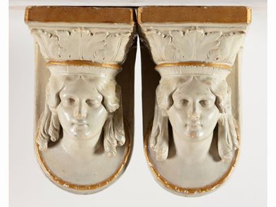 Coppia di Mensoline D'epoca in Gesso Patinato Bianco e Dorato