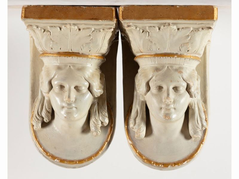 Coppia di Mensoline D'epoca in Gesso Patinato Bianco e Dorato