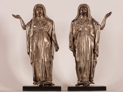 Coppia di Figure Femminili in Metallo Argentato