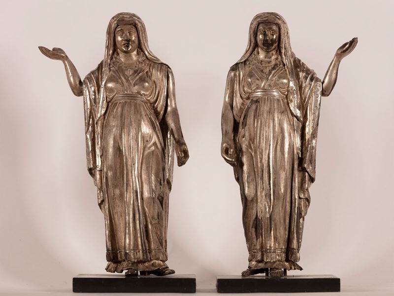 Coppia di Figure Femminili in Metallo Argentato