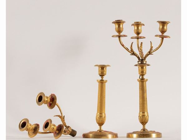 Coppia di candelabri in metallo dorato