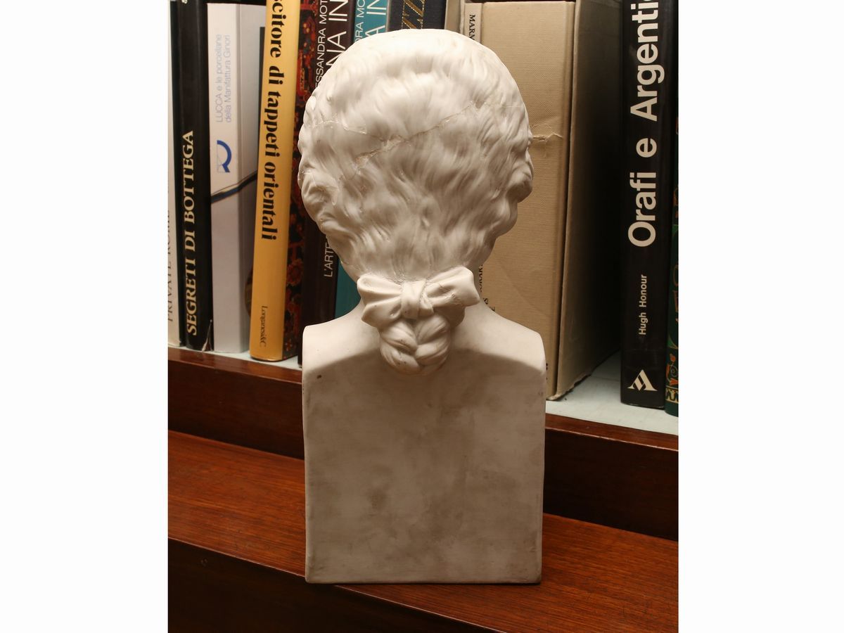 Busto in Biscuit