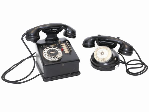 Due telefoni vintage in bachelite nera  - Asta Arredi, Dipinti e Curiosità da Collezioni Private - Maison Bibelot - Casa d'Aste Firenze - Milano